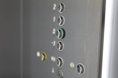 Eski Asansör Düğmeleri Paneli Kapat