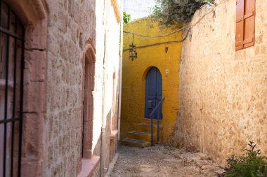 Dar Sokak Sarı Duvar ve Mavi Kapı Eski Kasabada