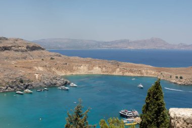 Gözden uzak bir Yunan Koyu 'ndaki Teknelerin Çarpıcı Hava Manzarası