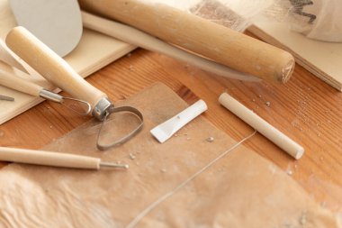 Tahta Masada Seramik Çömlek Aletleri