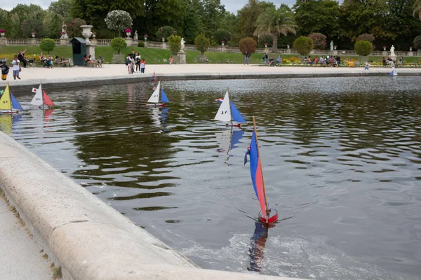 Parisli bir bahçedeki gölette model yelkenli.