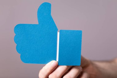 Mavi Başparmaklar Kağıt Kesiği