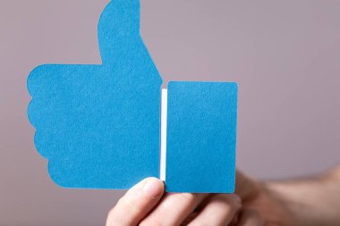 Boş Kartla Mavi Başparmak