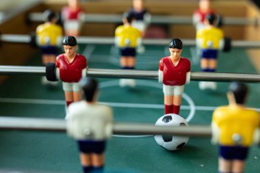 Kırmızı ve Sarı Takımlı Langırt Masaüstü Oyunu