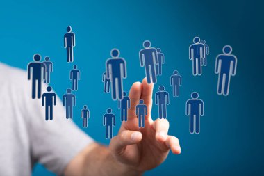 Yüzen insan figürleri, parmak, takım çalışması ve konsept ile birbirine bağlı.