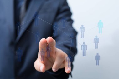 İşadamı dijital ağ, bağlantılar ve teknoloji ile etkileşimde