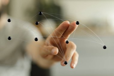 Düğümlere ve bağlantılara elle işaret edilen bağlı dijital ağ kavramı