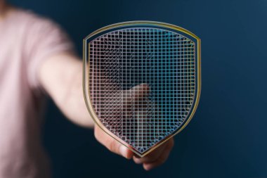 Elle tutulan dijital kalkan, veri koruma konsepti, güvenlik