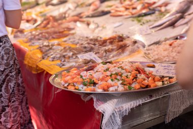 Karides midyeli ve diğer kabuklu deniz ürünleri tabağı.