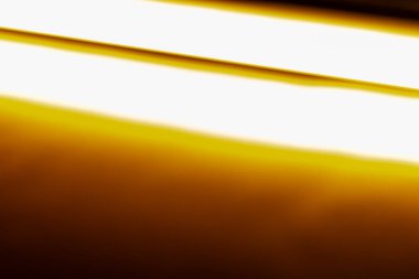 Soyut Altın ve Beyaz Işık Çizgileri Arkaplanı