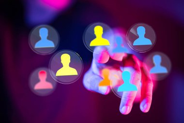 İnsanları Parlayan Simgelerle Bir Ağa Bağlayan Dijital Dokunuş