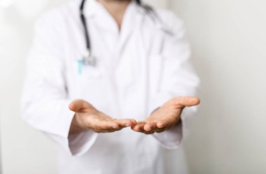 Doktor, Beyaz Laboratuvar Önlüğündeki Açık Ellerle Yardım Öneriyor