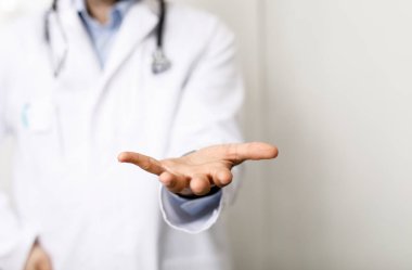 Doktor açık el, tıbbi bakım ve yardım öneriyor.