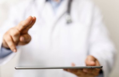 Modern sağlık hizmetleri kavramında tablet teknolojisi kullanan doktor
