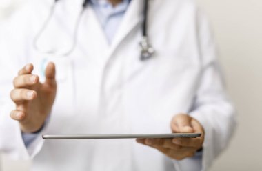 Doktor Tablet Kullanımı, Sağlık Teknolojisi, Dijital Tıp Konsepti