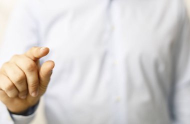 Açık renkli bir arkaplanda işaret eden bir parmağı kapat