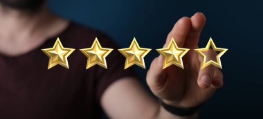 Mükemmel derecelendirme konsepti için parlayan altın yıldızlara dokunmak