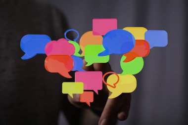 Çevrimiçi Sosyal Ağ İletişim ve Dijital Bağlantıyı Temsil eden Çeşitli Konuşma Baloncukları