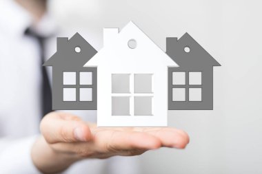 Emlakçı Üç Ev Sahibi, Ev Sahibi