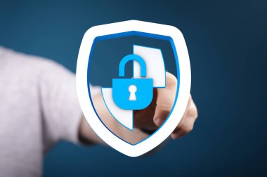 Veri ve çevrimiçi güvenliği kalkan ve kilit simgesi ile koruyan kişi