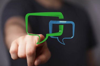 İletişim ve ağ oluşturmada sohbet baloncukları kavramına işaret eden kişi