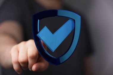 Siber güvenlik ve korumayı temsil eden kişi dijital kalkanı işaret ediyor