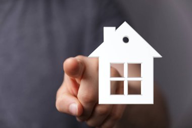 Ev sahipliğini temsil eden bir ev sembolünü işaret ediyor.