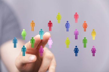 Takım çalışmasını ve sosyal ağı temsil eden çeşitli kişilere bağlı