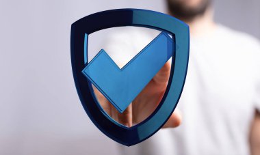 Çek İşaretli Mavi Kalkan Tutan Adam: Güvenlik Konsepti