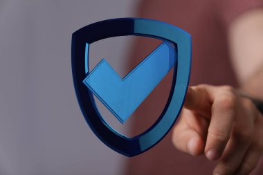 Dijital güvenlik kalkanı parmak koruma kavramına dokunur