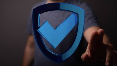 İşaretli Sembol ile Dijital Mavi Kalkanı İşaretleyen Kişi