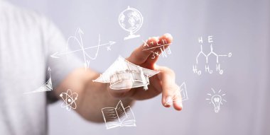 Eğitim Simgeleriyle Elle Mezuniyet Başlığı Seçimi