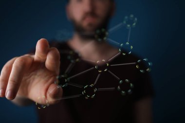 Dijital Ağ Bağlantısıyla Etkileşen Adam