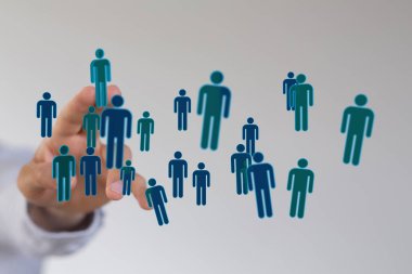 Bağlı ağ konsepti Elden süzülen insan siluetleri