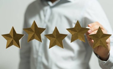 Mükemmel Derecelendirme ve İnceleme İçin Beş Altın Yıldız Tutan Adam