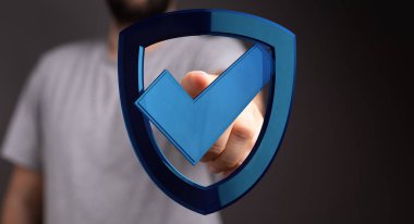 Güvenlik kalkanı sembolü ile verileri koruyan adam