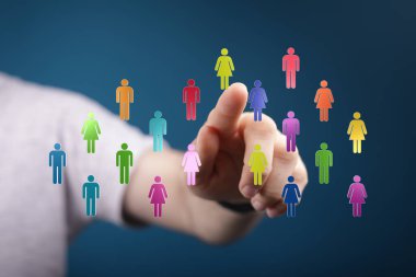 İnsanların ağ konseptini insan etkileşimini temsil eden renkli figürlerle birleştirmek