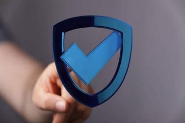 Güvenlik konsepti işaretli mavi kalkana dokunuyor