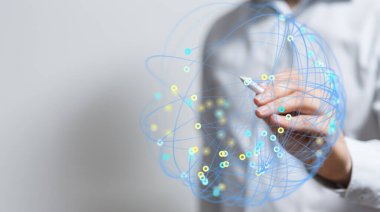 Kalemle ağ küresi çizen kişi küresel iletişimi temsil eder