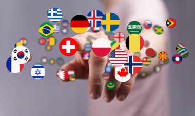 Farklı dünya bayraklarını işaret eden kişi, küresel konsept