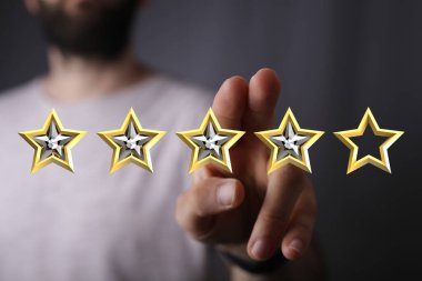 Değerlendirme, olumlu deneyim ve tatmin için yıldızları seçen adam.