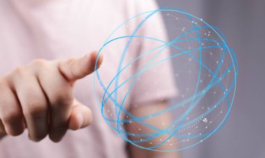 Küresel ağı temsil eden dijital bir küreye dokunmak