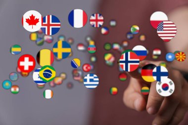 Farklı ülkelerin bayraklarına, küresel kavramlara el işareti