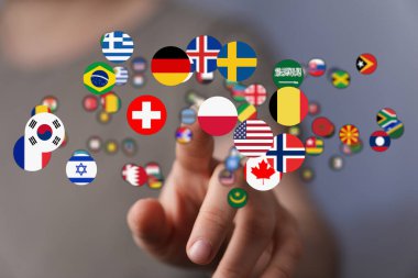 Küresel Bağlantıların Dokunuşu: Ulusların Bayraklarıyla El Etkileşimi