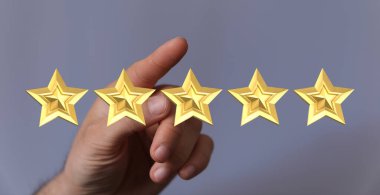 Beş altın yıldız seçmek, mükemmel eleştiri ve mükemmel değerlendirme konsepti.