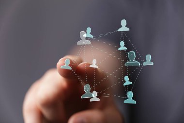 Bağlı dijital ağ kavramı ile bağlantıyı elle gösterme ve insanların siluetleri