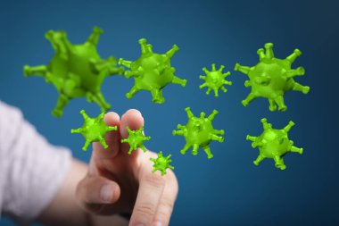 Tıbbi konsept için mavi zemin üzerinde elle etkileşime giren yeşil virüs şekilleri