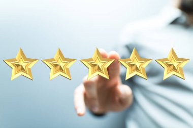 Mükemmel eleştiri için beş yıldızlı puanı işaret ediyor.