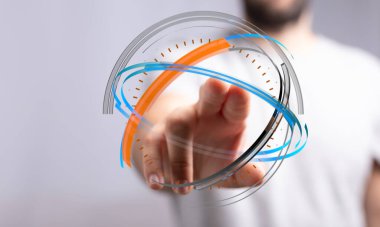 Adamın eli dijital küreyi işaret ediyor, iş kavramı