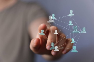 Dijital sosyal ağlara bağlanan insan eli. İletişim ve takım çalışması.